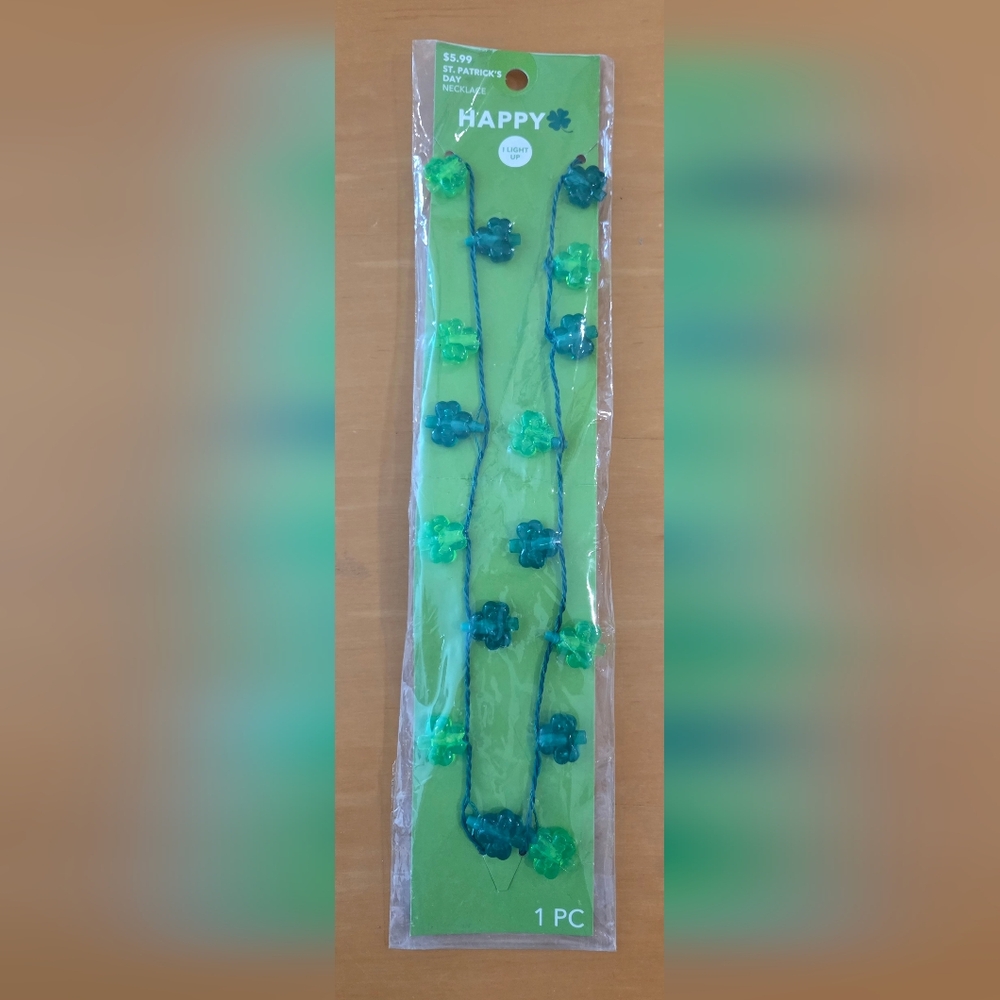 NEW St. Patty's Day Light Up Shamrock Necklace ☘️